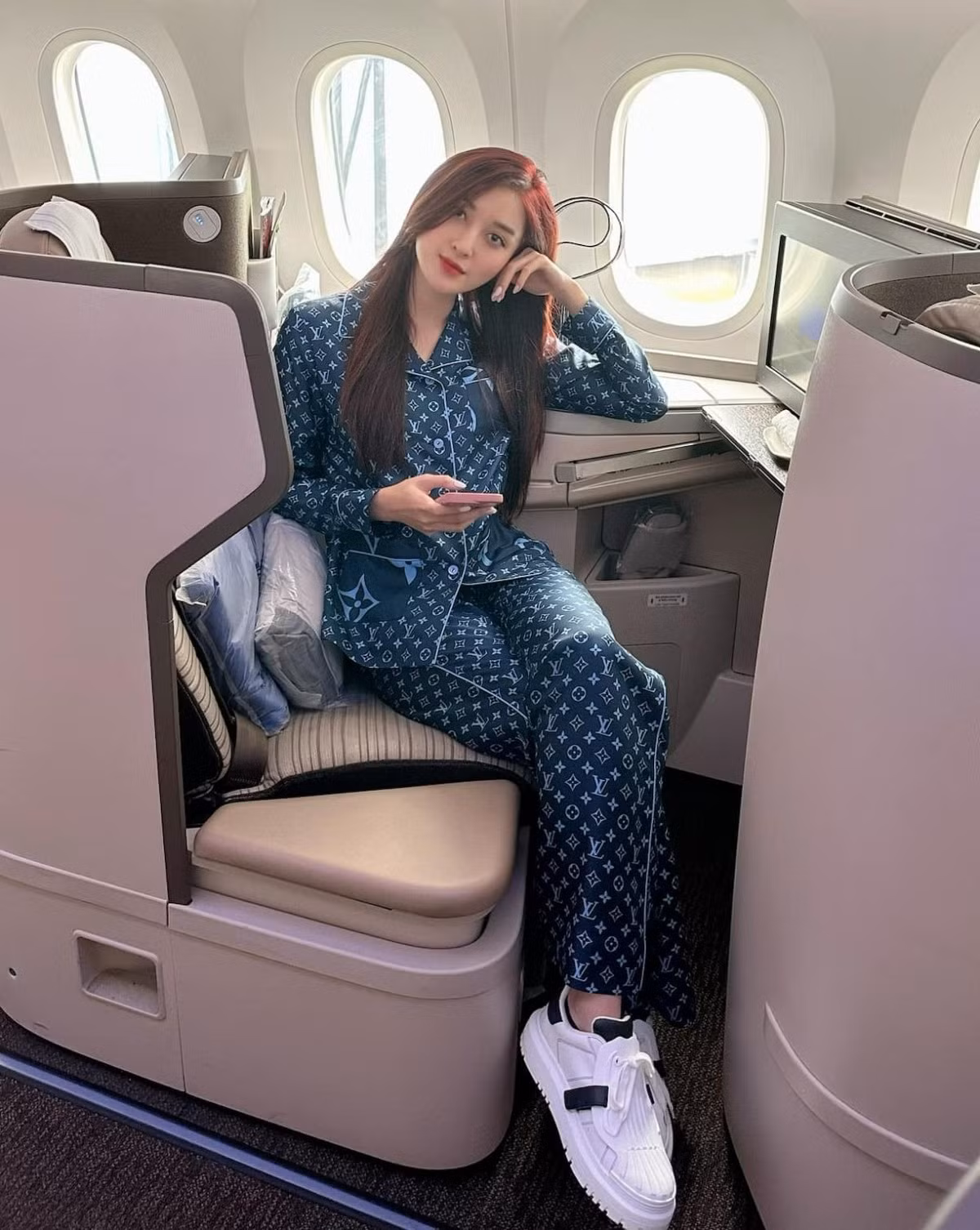 Trước đó, Huyền My cũng tự tin trưng diện đồ ngủ, trang phục tưởng như chỉ mặc ở nhà đi máy bay. Ngồi khoang thương gia, người đẹp diện trên mình bộ pyjama bằng lụa cao cấp của Louis Vuitton, giá lên đến hơn 100 triệu đồng.