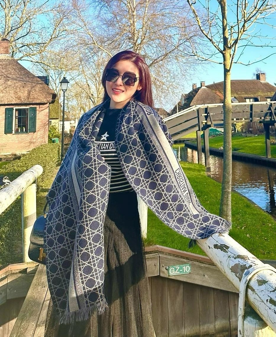 Là "phú bà" sang chảnh của showbiz Việt, Huyền My không chỉ gây choáng với nhà đẹp, xe sang mà cô còn chi mạnh tay cho những món đồ hiệu đến từ các nhà mốt xa xỉ.