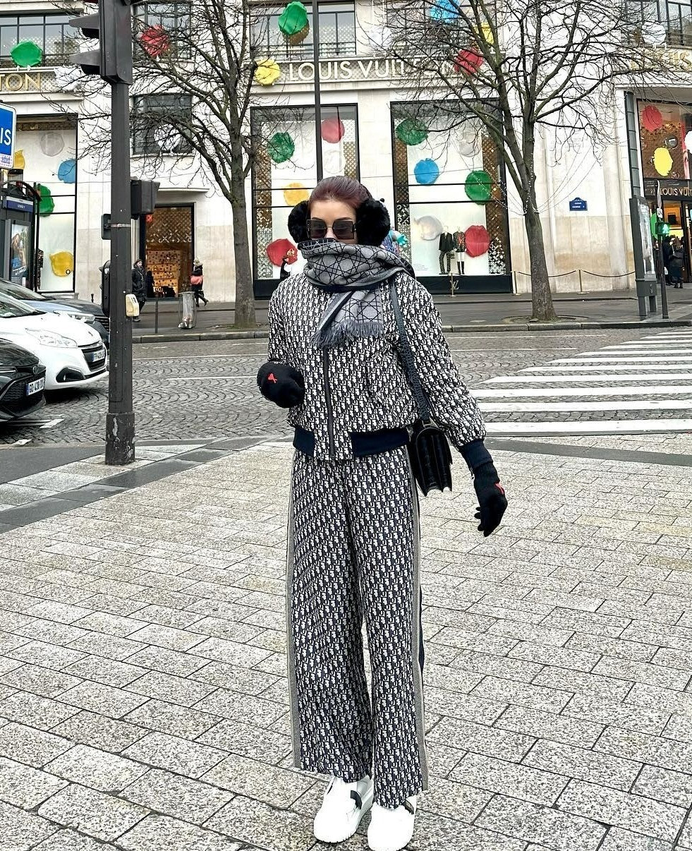 Bộ đồ thể thao họa tiết Oblique kinh điển của Dior giá vài nghìn USD cũng được Á hậu lựa chọn trong chuyến du lịch này.