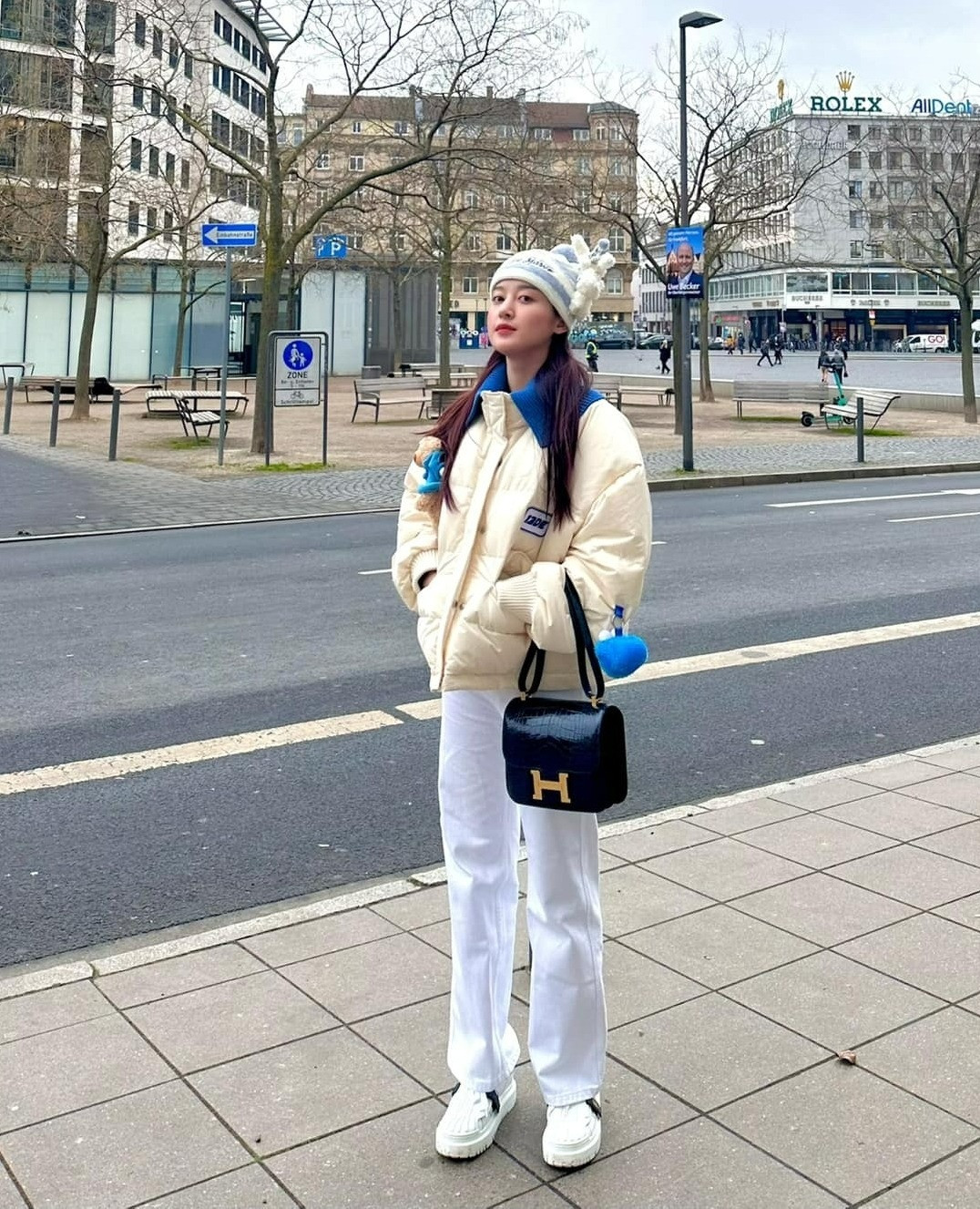 Trong chuyến du lịch ở Đức hồi tháng 2/2023, cô tạo điểm nhấn cho bộ đồ sáng màu bằng túi đen của Hèrmes.