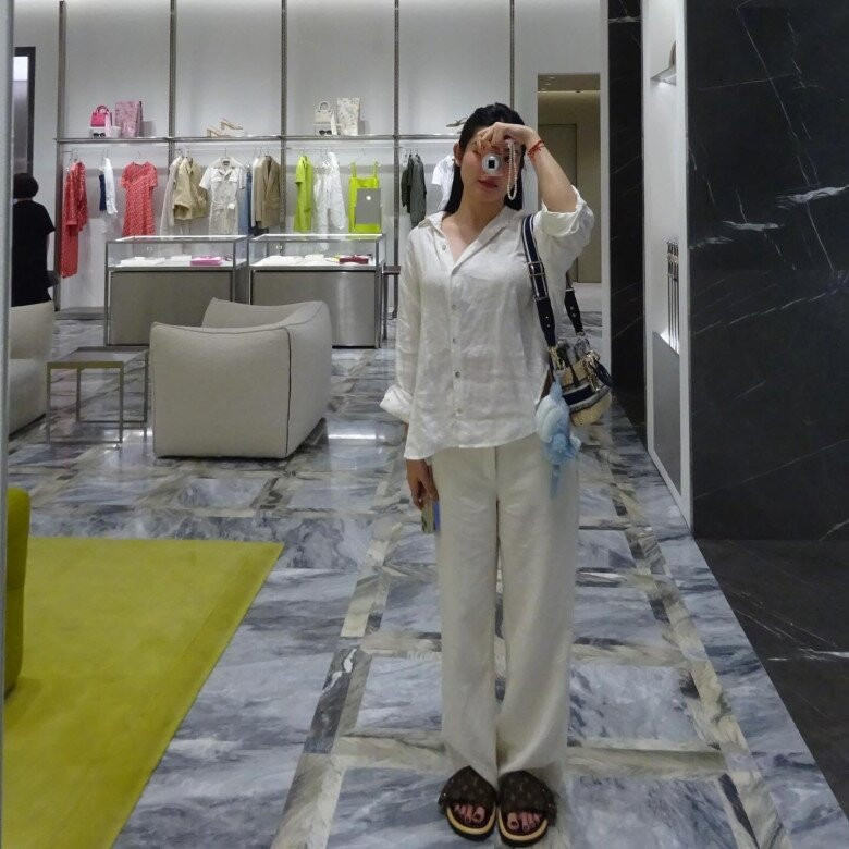 Nhiều ý kiến cho rằng, Á hậu 1 Hoa hậu Việt Nam 2014 giản dị đến mức xuề xòa trong set đồ chất liệu linen có phần nhăn nhúm, xộc xệch.