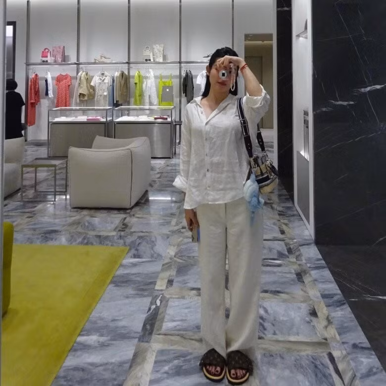 Nhiều ý kiến cho rằng, Á hậu 1 Hoa hậu Việt Nam 2014 giản dị đến mức xuề xòa trong set đồ chất liệu linen có phần nhăn nhúm, xộc xệch.