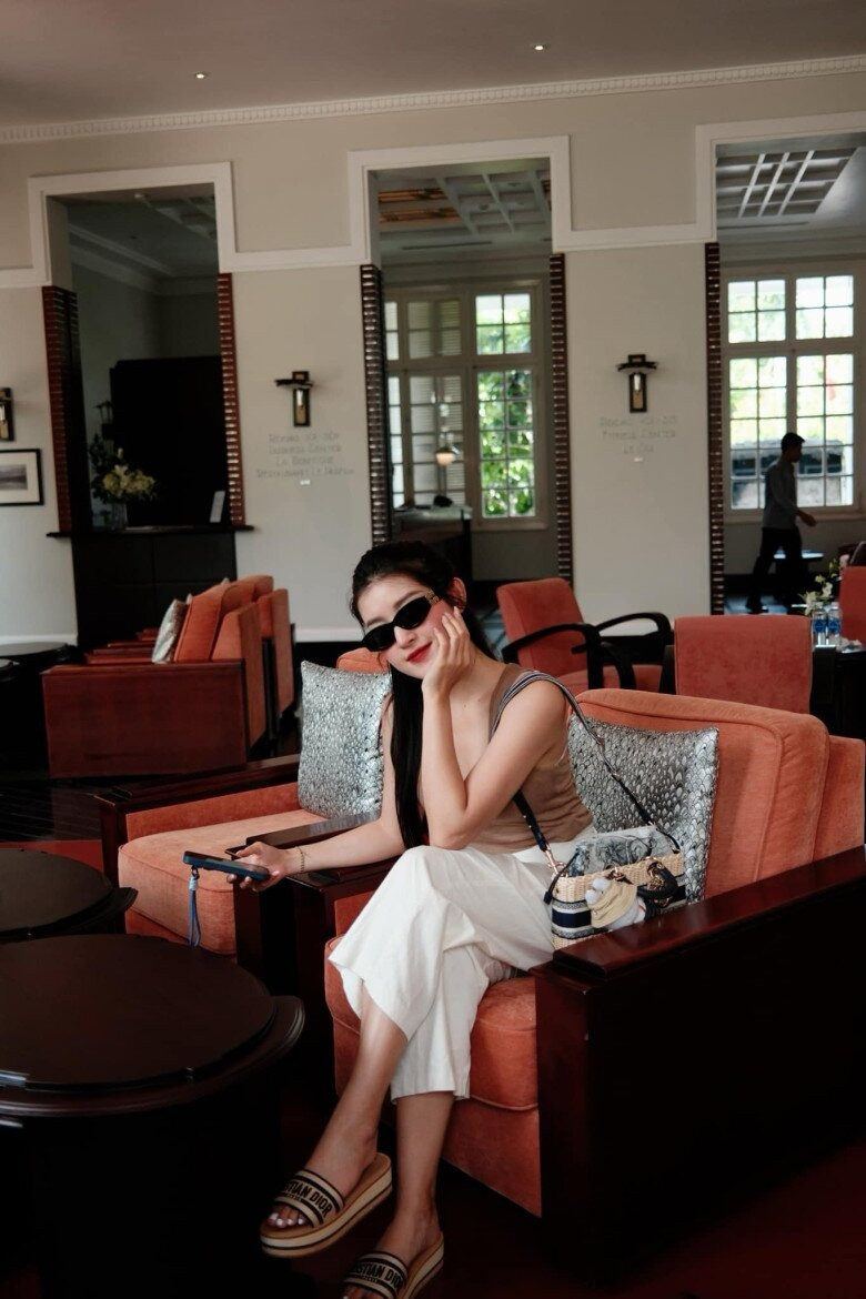 Huyền My ưa chuộng phong cách thoải mái nhưng vẫn sang trọng với các món phụ kiện hàng hiệu được mix-match khéo léo.