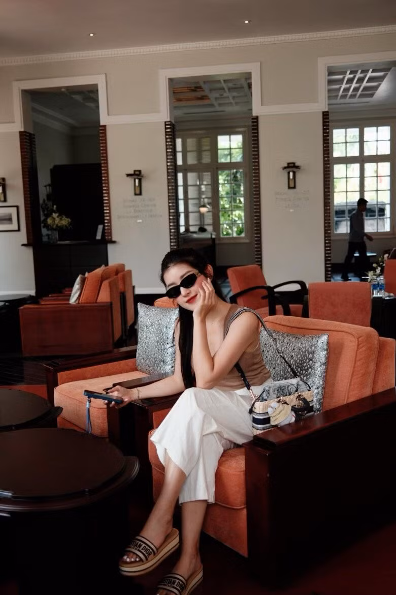 Huyền My ưa chuộng phong cách thoải mái nhưng vẫn sang trọng với các món phụ kiện hàng hiệu được mix-match khéo léo.