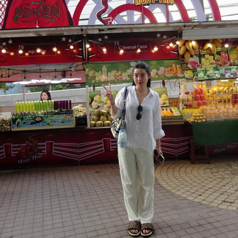 Trên thực tế, outfit "trông có vẻ giản dị" của Huyền My lại khiến nhiều người ngỡ ngàng khi "bóc" giá. Người đẹp phối cùng toàn phụ kiện hàng hiệu "đắt xắt ra miếng" gồm túi xách Dior chất liệu cói gần 100 triệu đồng, dép lê Louis Vuitton khoảng 24 triệu đồng.