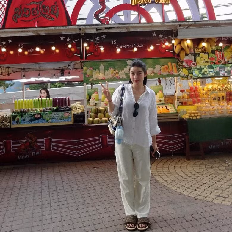 Trên thực tế, outfit "trông có vẻ giản dị" của Huyền My lại khiến nhiều người ngỡ ngàng khi "bóc" giá. Người đẹp phối cùng toàn phụ kiện hàng hiệu "đắt xắt ra miếng" gồm túi xách Dior chất liệu cói gần 100 triệu đồng, dép lê Louis Vuitton khoảng 24 triệu đồng.