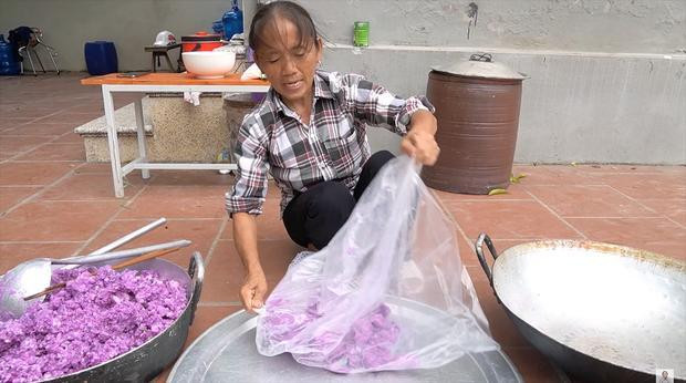 Trước đó, khi làm món khoai mỡ chiên giòn, bà Tân khiến người xem liên tưởng đến một hình ảnh nhạy cảm khác.