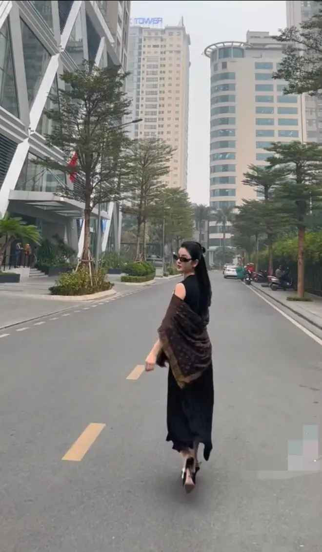  Chu Thanh Huyền là hot girl xinh đẹp, với lợi thế nhan sắc, cô nàng theo đuổi công việc bán mỹ phẩm online và cũng thu được nguồn lợi kha khá từ việc kinh doanh này.