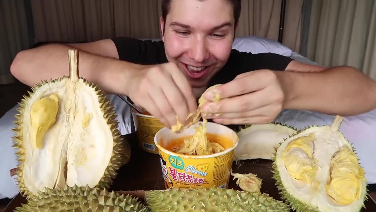 Ngoài ra, cũng có người bênh vực người post bài, nói rằng đúng là ở một số nơi có hấp sầu riêng để ăn thật. Thường thì các múi sầu riêng nên được hấp từ 10 - 20 phút tính từ lúc nước sôi. Sầu riêng hấp rất mềm và ngọt, ăn luôn cũng được mà dùng làm sữa cũng rất ngon.