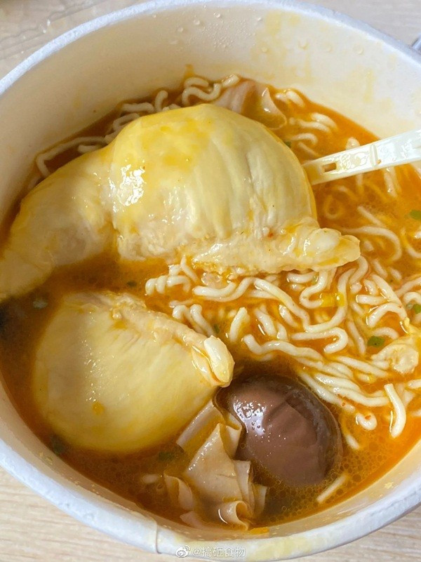 Một netizen khác lại chia sẻ cách ăn độc đáo của mình: Ăn với mì ăn liền và trứng.