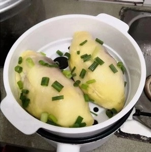 Mọi người còn chưa kịp biết ăn kiểu này có ngon hay không thì nhiều cư dân mạng ở tỉnh Quảng Đông đã lên tiếng đính chính rằng họ làm gì có cách ăn như thế.