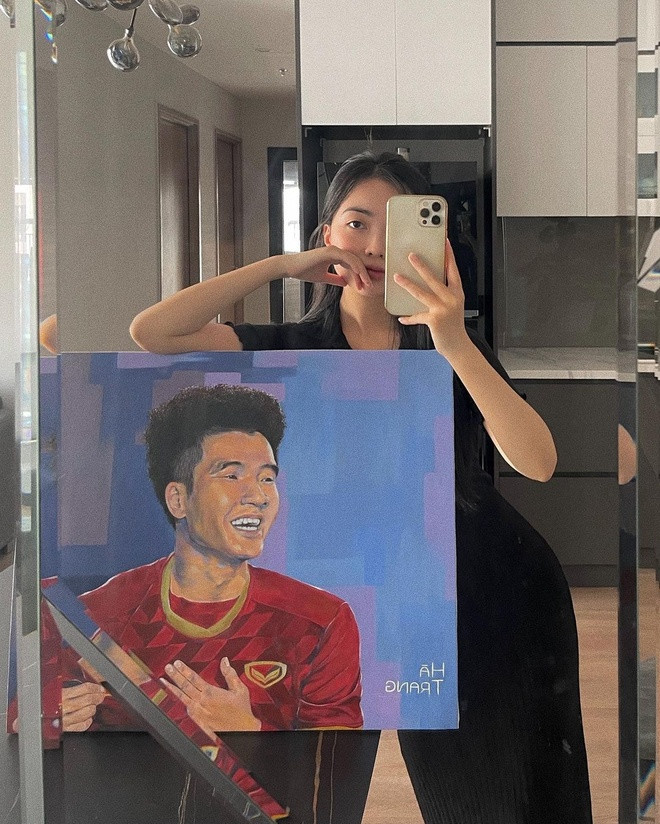 Trên mạng xã hội, Hà Trang liên tục khoe những hình ảnh check-in sang chảnh với body bốc lửa.