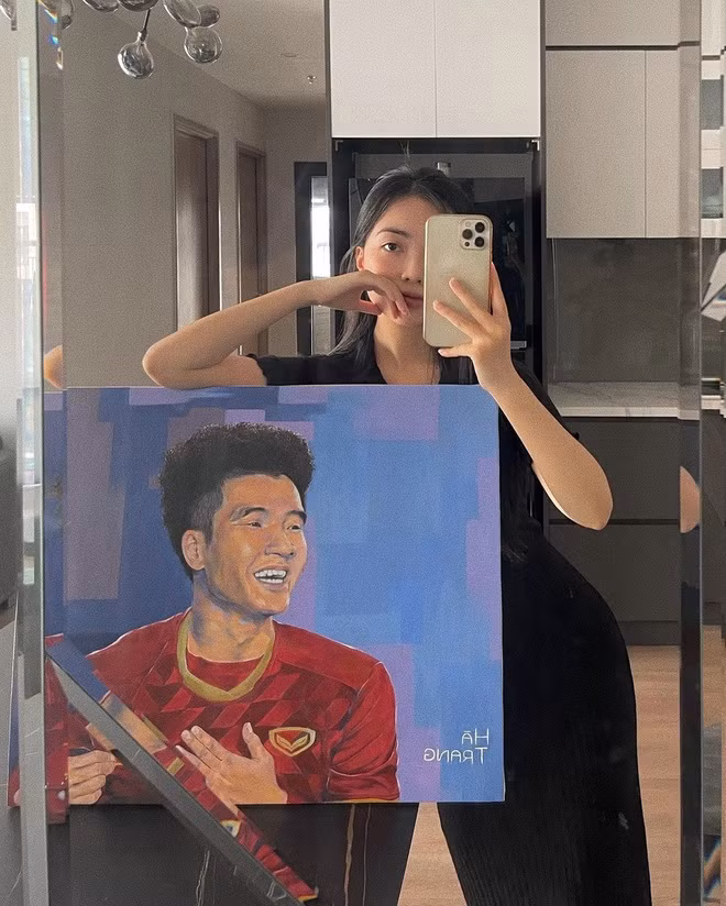 Trên mạng xã hội, Hà Trang liên tục khoe những hình ảnh check-in sang chảnh với body bốc lửa.