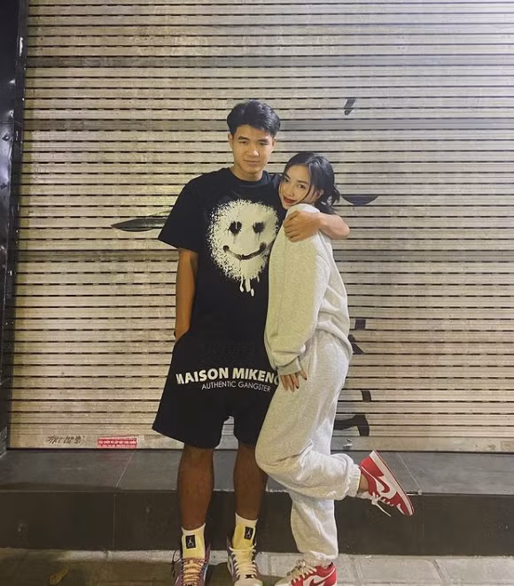 Vợ Hà Đức Chinh sở hữu gương mặt ưa nhìn, đôi mắt to tròn, mũi cao, da trắng.