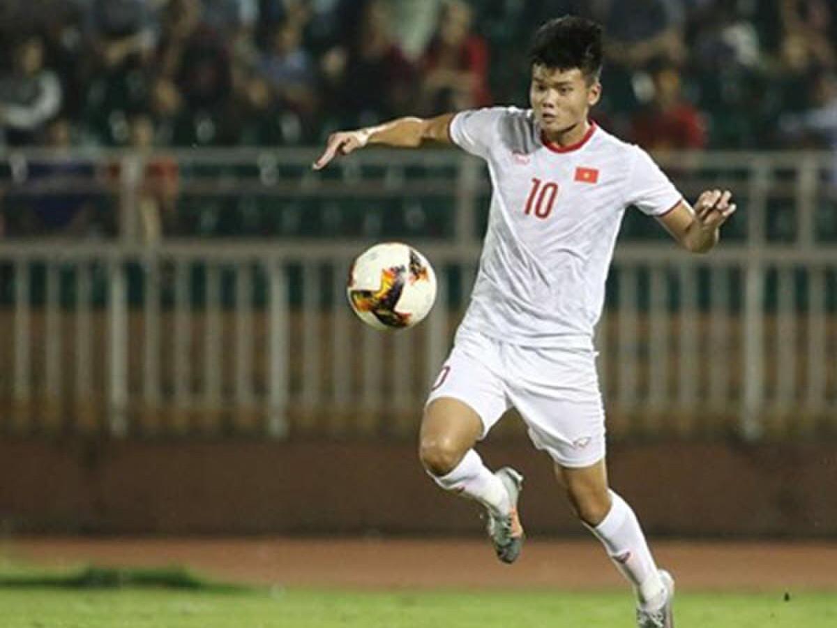 Chơi cao nhất trên hàng công là tiền đạo Nguyễn Văn Tùng (số 9), người từng tỏa sáng ở SEA Games 31 và VCK U23 châu Á 2022