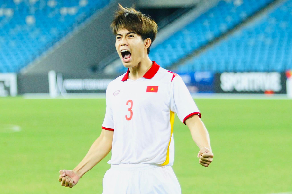 Trần Quang Thịnh (1m78) đá trung vệ lệch trái