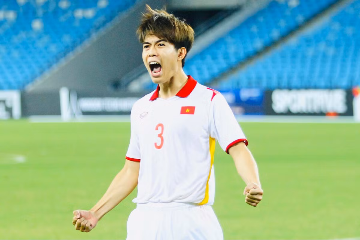 Trần Quang Thịnh (1m78) đá trung vệ lệch trái