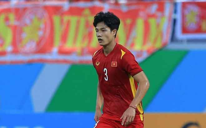 Lương Duy Cương (1m81) đá ở trung tâm hàng thủ