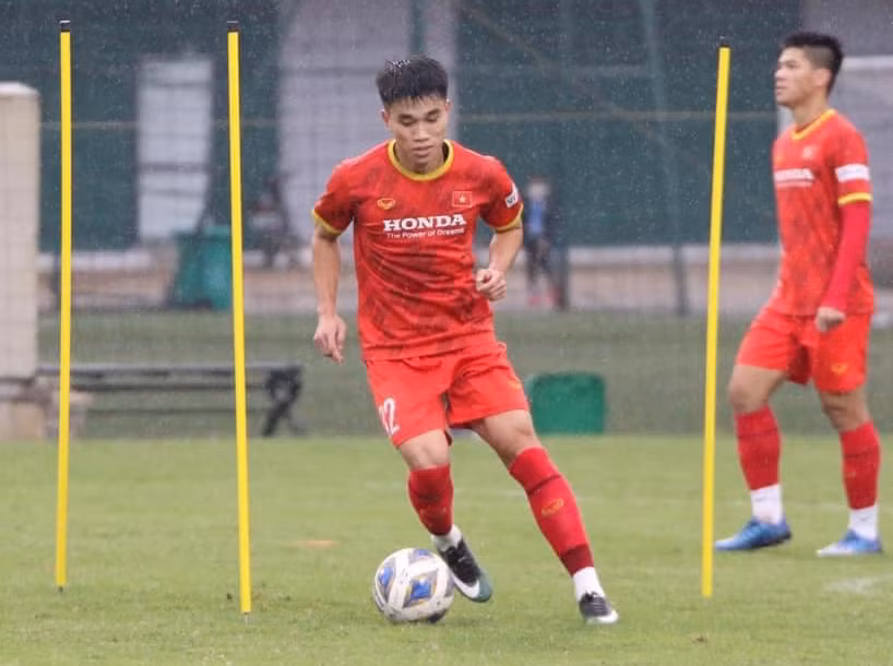 Lê Văn Đô đóng vai trò wing-back bên phải