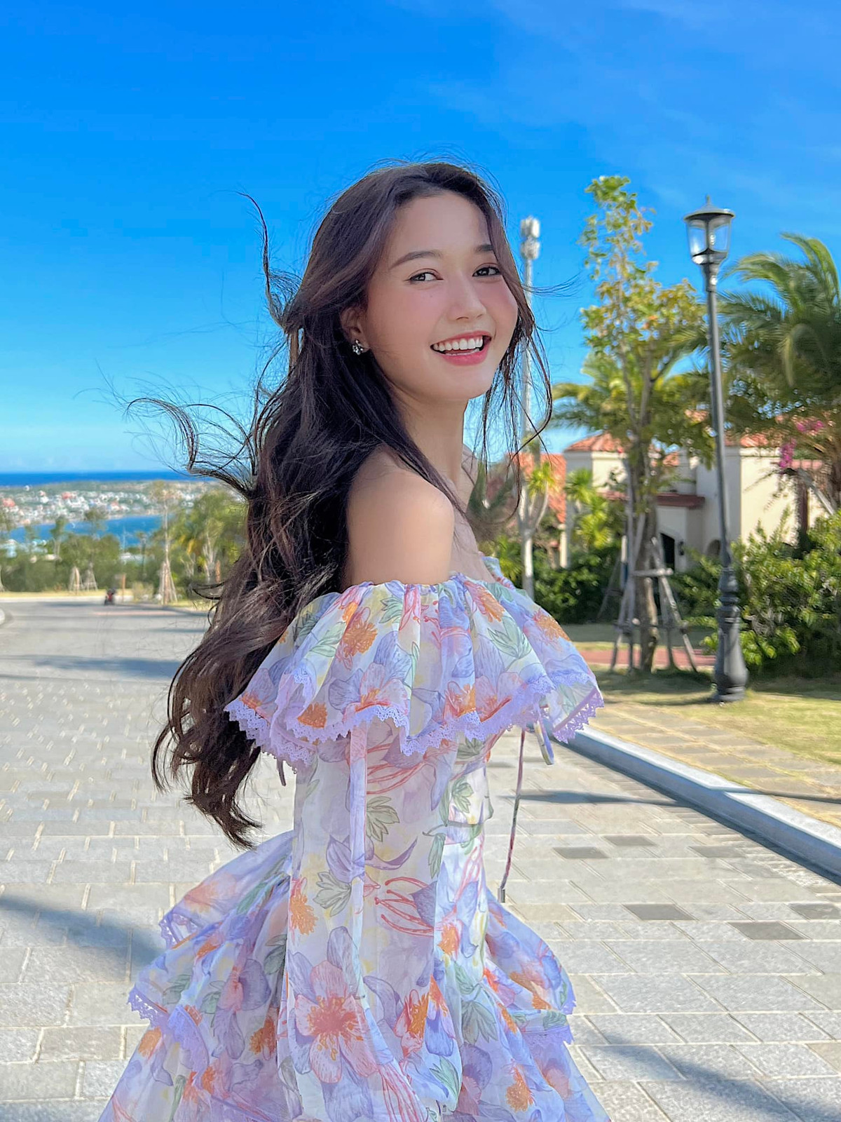 Nhung Gumiho được khen xinh tươi hơn tuổi. Cô có phong cách thời trang nữ tính, gợi cảm.