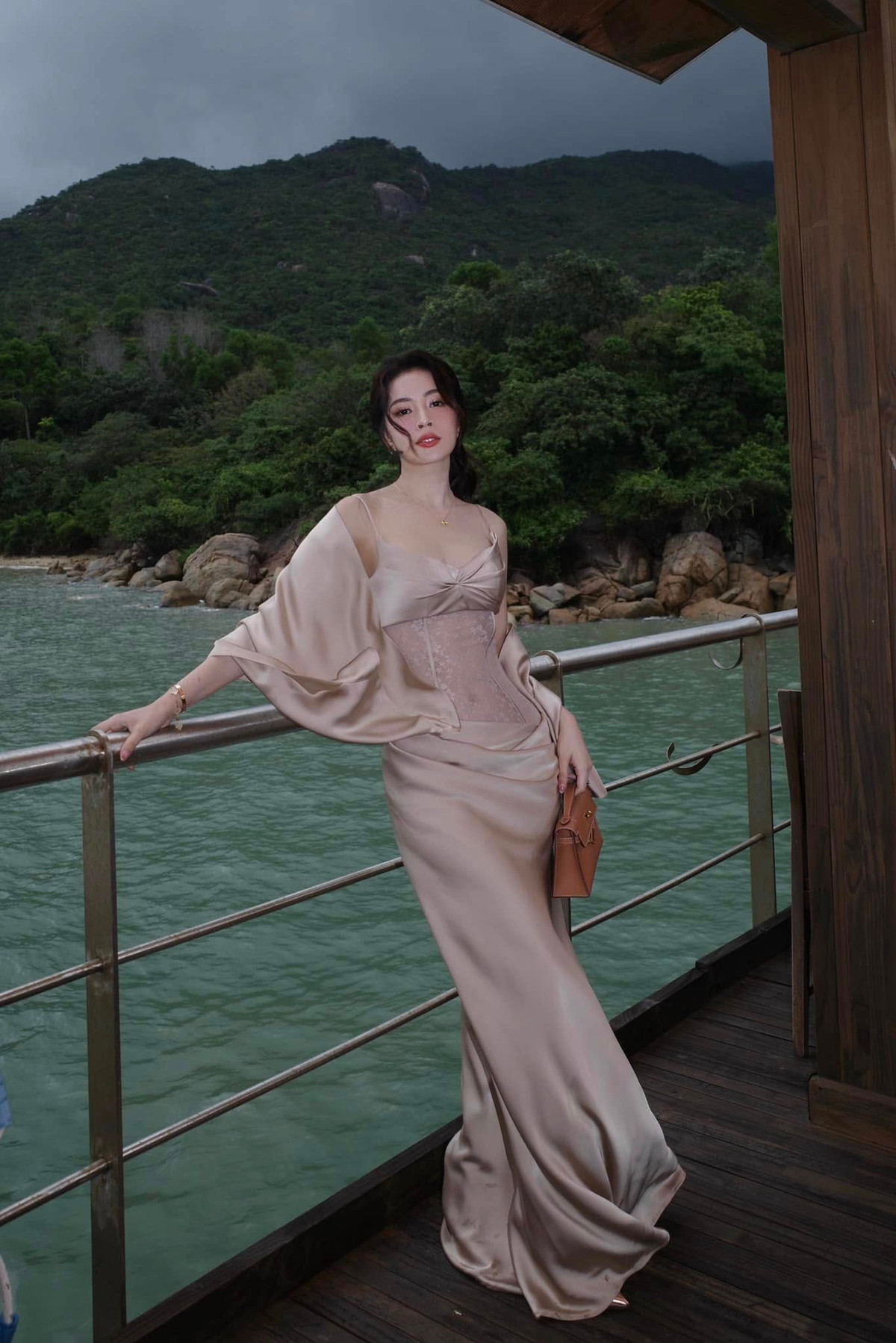 Ngoài ra, cộng đồng mạng cũng bày tỏ sự yêu thích khi Chi Pu rất thân thiện, gần gũi với người hâm mộ.