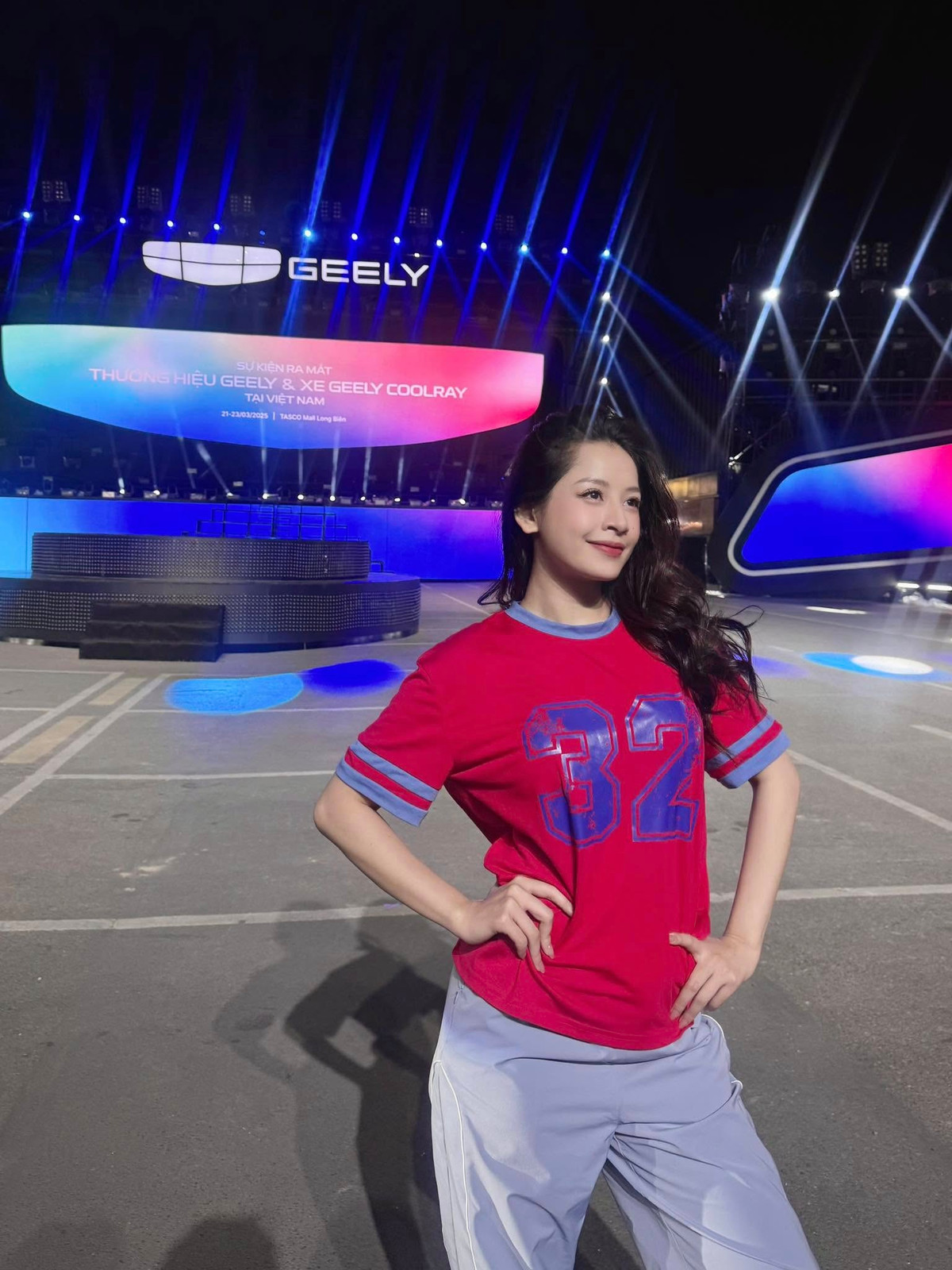 Đây không phải lần đầu tiên Chi Pu gây sốt khi vô tình lọt ống kính camera thường. Cô còn từng được cộng đồng mạng vinh danh là mỹ nhân đẹp không góc chết mỗi khi xuất hiện ở một sự kiện giải trí nào.