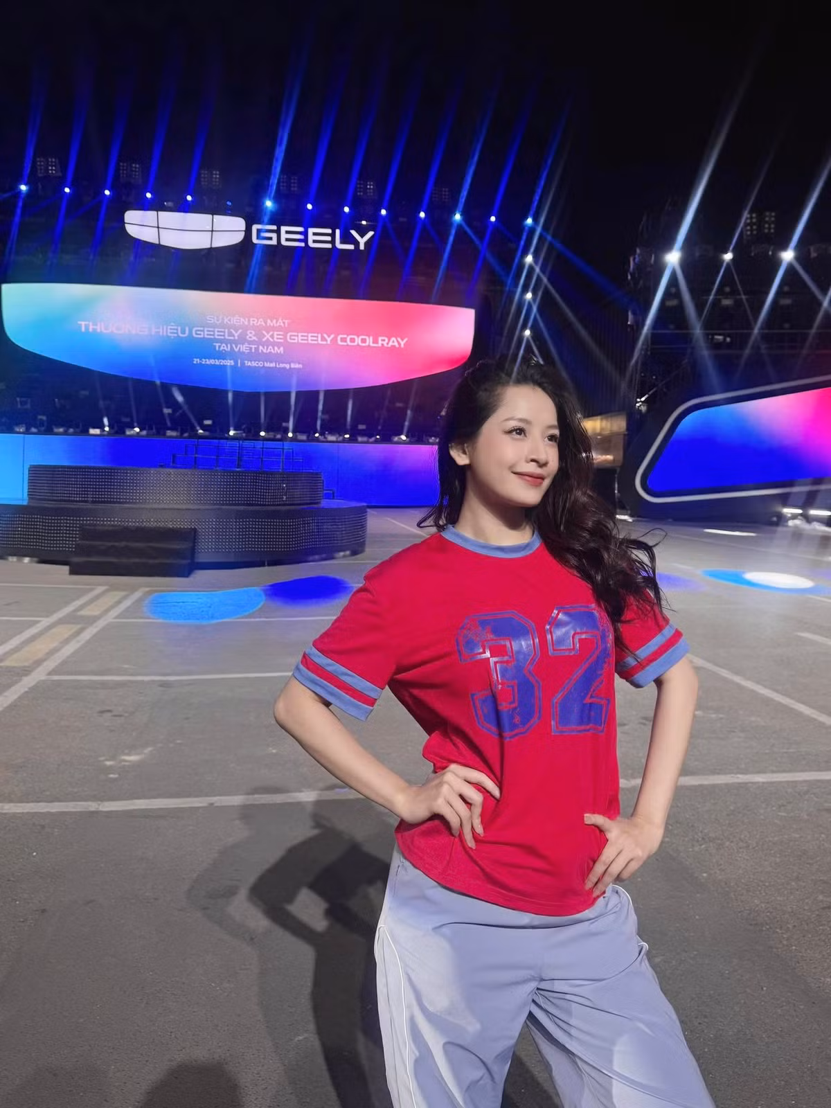 Đây không phải lần đầu tiên Chi Pu gây sốt khi vô tình lọt ống kính camera thường. Cô còn từng được cộng đồng mạng vinh danh là mỹ nhân đẹp không góc chết mỗi khi xuất hiện ở một sự kiện giải trí nào.