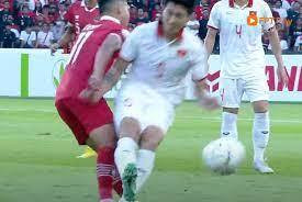 Phút 53, hậu vệ Đoàn Văn Hậu ó tình huống vào bóng nguy hiểm với cầu thủ đội nhà. Đáng nói, tình huống này ở rất xa khung thành của Văn Lâm nhưng cầu thủ chạy cánh này vẫn chủ động vào bóng cực kì nguy hiểm với cầu thủ đối phương khi anh lao cả hai chân.