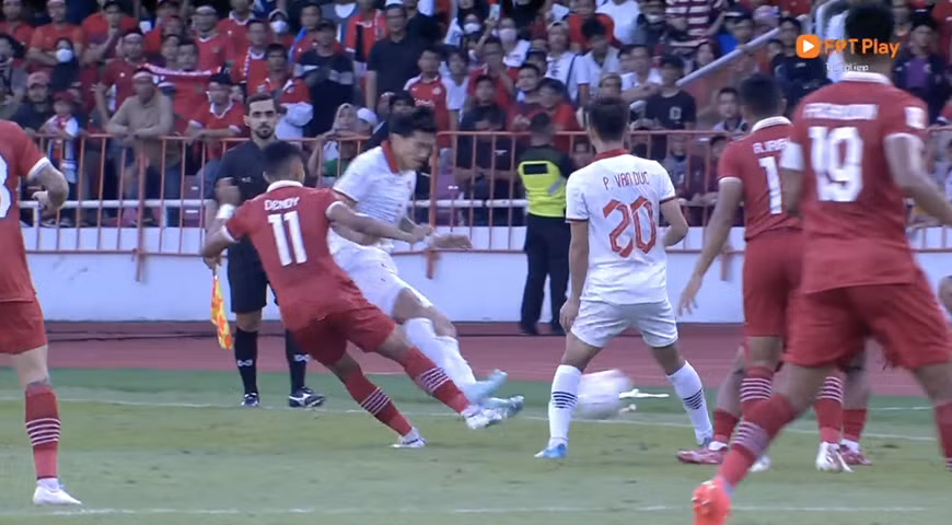 Pha vào bóng của Văn Hậu bị phản ứng kịch liệt từ các CĐV Indonesia. Cụ thể, CĐV Dindin Hendra bình luận trên trang chủ của Liên đoàn bóng đá Indonesia (PSSI): "Tôi nghĩ Liên đoàn bóng đá Đông Nam Á cần áp dụng VAR với hành vi phạm lỗi của cầu thủ Việt Nam gây nguy hiểm cho đối thủ. Thật kì lạ khi không có bất kì thẻ phạt nào dù cho có nhiều lần phạm lỗi và mức độ bạo lực khác nhau. Đội tuyển Indonesia lần này chơi tốt, hy vọng rằng họ có thể đánh bại Việt Nam ở trận lượt về".