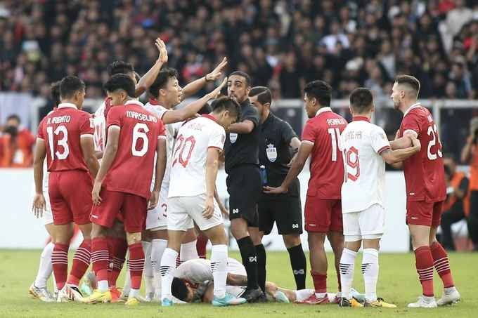 Không chỉ có CĐV, một vài tờ báo của Indonesia khẳng định Văn Hậu vào bóng bằng hai chân đối với tiền đạo của đội chủ nhà nên anh xứng đáng bị phạt thẻ đỏ.