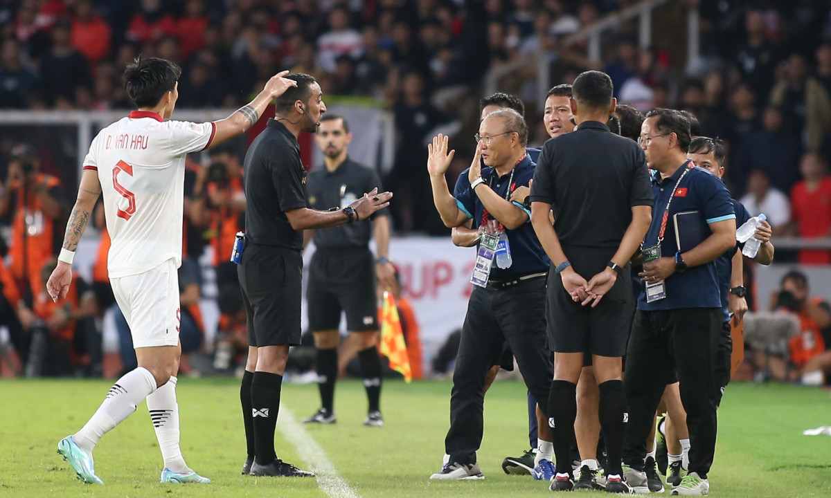 Có thể thấy Marc Klok và các đồng đội vây quanh trọng tài cố gắng diễn tả lại hành vi của đối phương. Nhưng Shin Tae Yong đã cố gắng làm dịu bầu không khí. HLV người Hàn Quốc tiến lại trấn an cầu thủ Indonesia đang vây quanh Đoàn Văn Hậu. Ông yêu cầu các cầu thủ trở về vị trí của mình và ngừng tranh cãi với các cầu thủ đối phương". Trích CNN Indonesia.