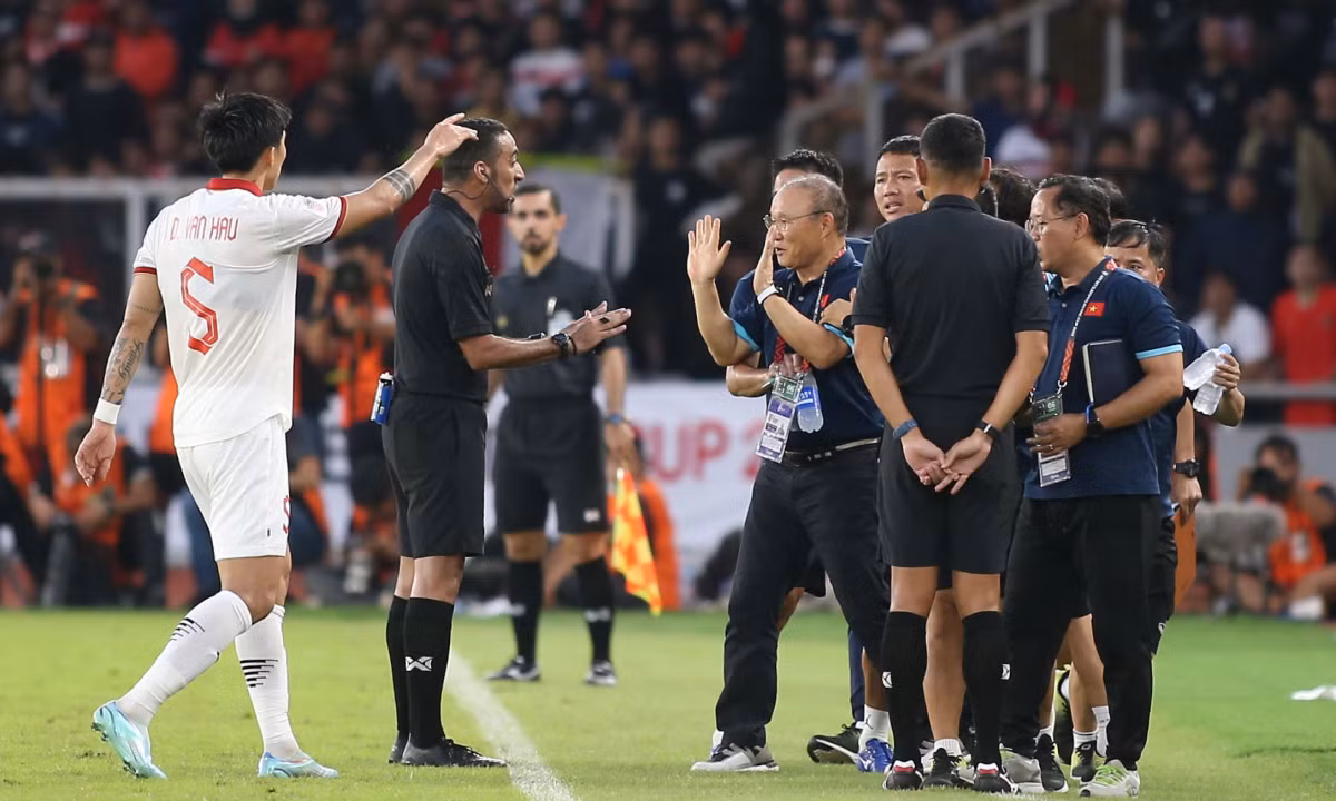 Có thể thấy Marc Klok và các đồng đội vây quanh trọng tài cố gắng diễn tả lại hành vi của đối phương. Nhưng Shin Tae Yong đã cố gắng làm dịu bầu không khí. HLV người Hàn Quốc tiến lại trấn an cầu thủ Indonesia đang vây quanh Đoàn Văn Hậu. Ông yêu cầu các cầu thủ trở về vị trí của mình và ngừng tranh cãi với các cầu thủ đối phương". Trích CNN Indonesia.