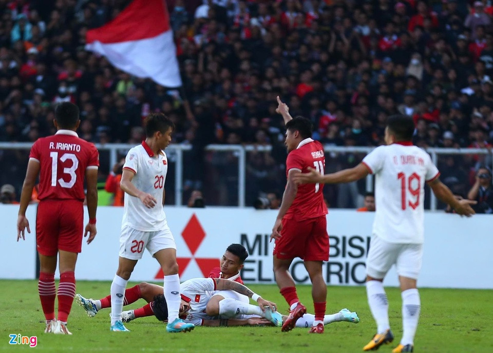 Tờ CNN Indonesia có viết: "Phút 54, tiền đạo Dendy Sulistyawan của đội tuyển Indonesia bị Đoàn Văn Hậu phạm lỗi rất nặng. Cầu thủ Việt Nam dùng cả hai chân truy cản Dendy. Hành vi bạo lực đã gây ra phản ứng từ cả hai phía. Các cầu thủ đã tranh cãi nhưng trọng tài đã tách ra. Trọng tài không rút thẻ vàng cho pha phạm lỗi của Văn Hậu. Điều này khiến các cầu thủ Indonesia tức giận...