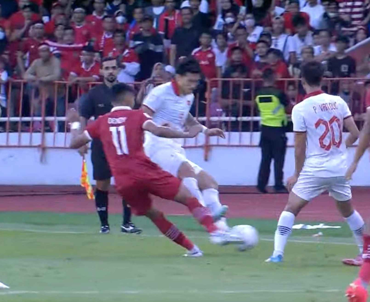 “Ở đây, Văn Hậu đã dùng lực quá mức trong tình huống tranh chấp, có thể gây chấn thương nghiêm trọng cho cầu thủ đối phương. Có 3 cấp độ lỗi đó là bất cẩn, liều lĩnh và dùng lực quá mức, tương ứng với không thẻ, thẻ vàng và thẻ đỏ. Chính vì thế, lỗi của Văn Hậu nếu chính xác hơn, hoặc có VAR thì hậu vệ của tuyển Việt Nam đã phải nhận thẻ đỏ”, ông Hiền lí giải về nhận định của mình.