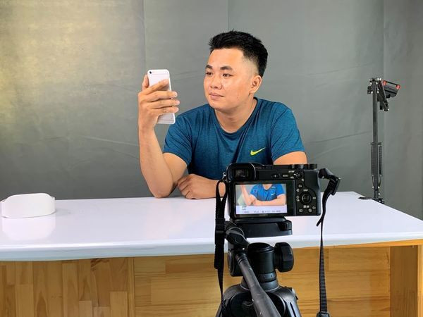 Cơ duyên đến với công việc review online của Trung Kiên cũng chính vì việc mua phải hàng "rởm: kém chất lượng trên mạng xã hội.
