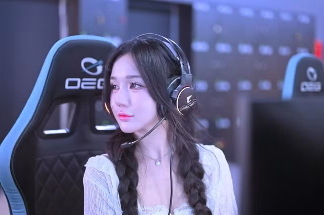 Thiên Thy thường xuyên chia sẻ những bộ ảnh mới, khoe vóc dáng chuẩn và thần thái cuốn hút, khiến người hâm mộ không khỏi ngỡ ngàng.