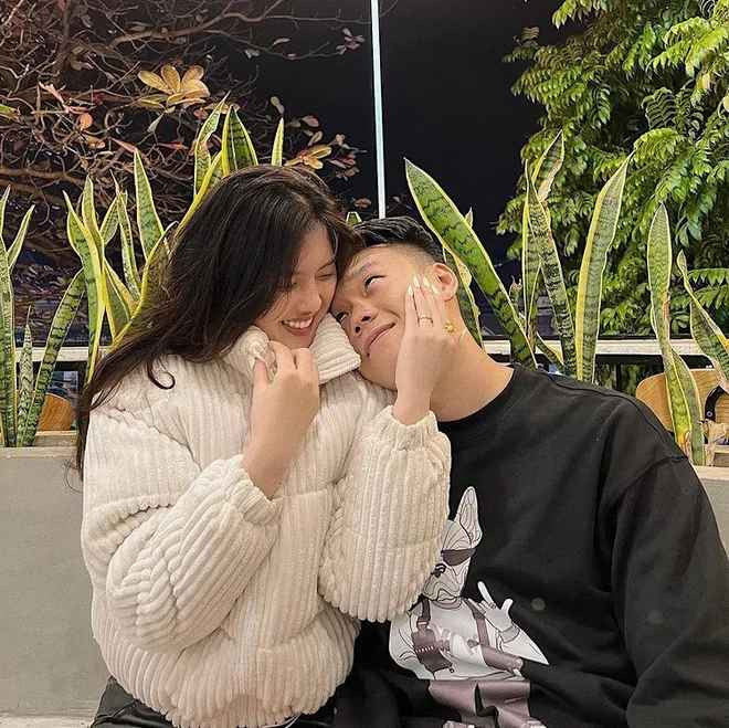 Thay vì hình ảnh "soái ca" sơ mi trắng như trong tưởng tượng của Tố Uyên, chàng cầu thủ đội tuyển Việt Nam chỉ diện áo phông, quần đùi và đi dép lê giản dị.