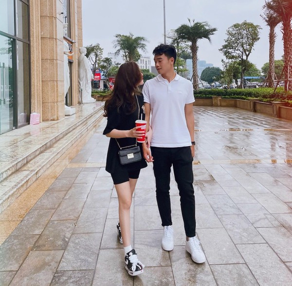 Nam cầu thủ dành nhiều thời gian rảnh sau mỗi giải đấu để cùng bạn gái đi du lịch, gặp gỡ bạn bè hay về thăm gia đình.