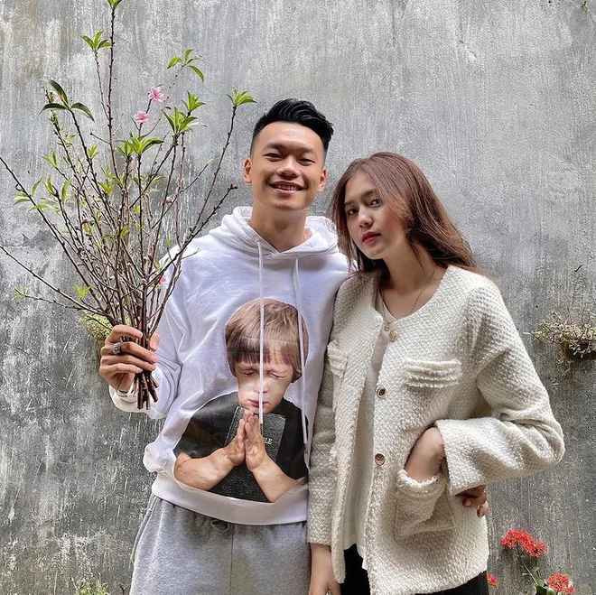 Thực tế, Thành Chung đã ngỏ lời cầu hôn và đeo nhẫn cho bạn gái trong chuyến du lịch Nha Trang hồi tháng 7/2021, song đến gần đây cô mới công khai khoảnh khắc đặc biệt.