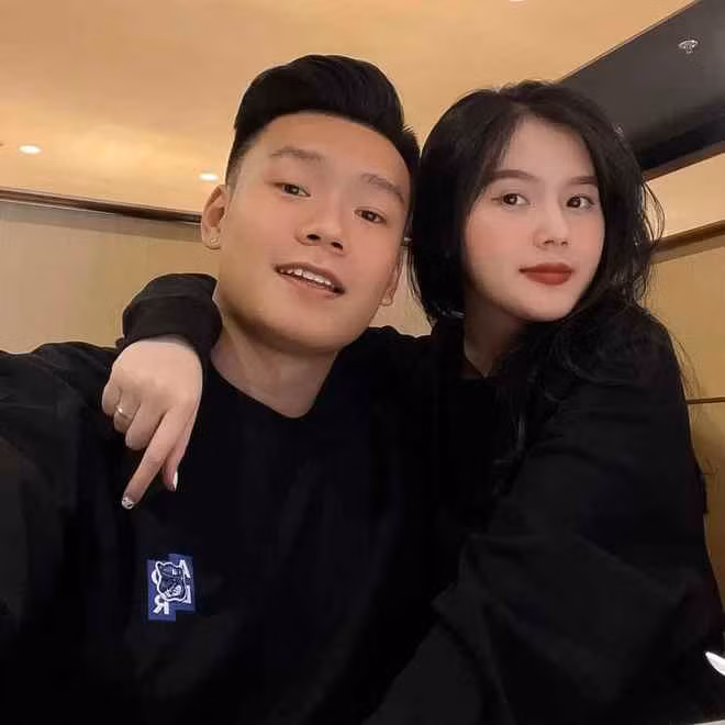 Ngày 14/2, Tố Uyên khiến người theo dõi bất ngờ khi đăng ảnh được nam trung vệ cầu hôn, kèm theo lời đáp: "Yes, I do" (Em đồng ý).