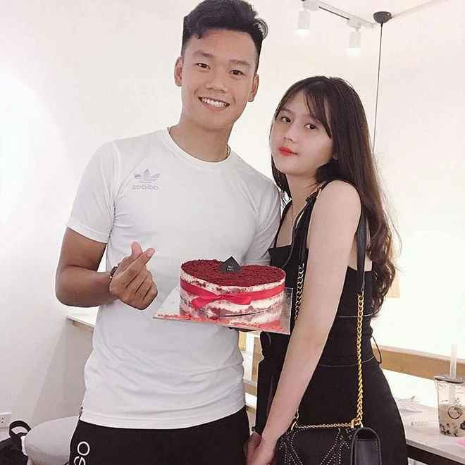 Suốt 5 năm yêu, Thành Chung và Tố Uyên luôn thể hiện sự ngọt ngào trong mỗi bức hình chụp chung.