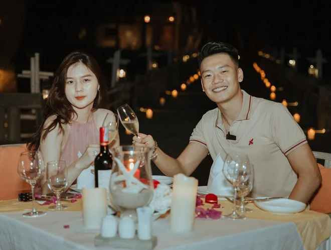 Thành Chung lần đầu công khai ảnh hẹn hò với nửa kia vào năm 2017. Anh chàng và bạn gái lần đầu chạm mặt ở một quán cà phê tại Tuyên Quang.