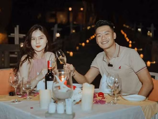 Thành Chung lần đầu công khai ảnh hẹn hò với nửa kia vào năm 2017. Anh chàng và bạn gái lần đầu chạm mặt ở một quán cà phê tại Tuyên Quang.