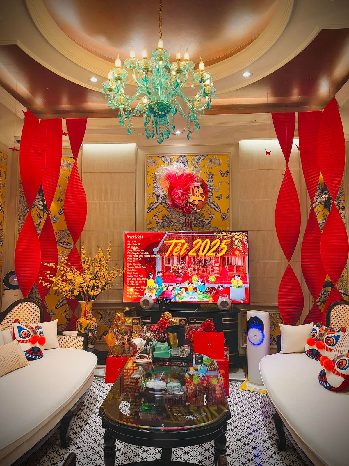 Chưa dừng lại ở đó, Đoàn Di Băng còn đầu tư cả linh vật Tết Ất Tỵ 2025 để đặt trước cửa nhà. Đây là chi tiết khác biệt hẳn so với những lần ‘‘chơi Tết’’ trước đó của nữ doanh nhân sinh năm 1989.