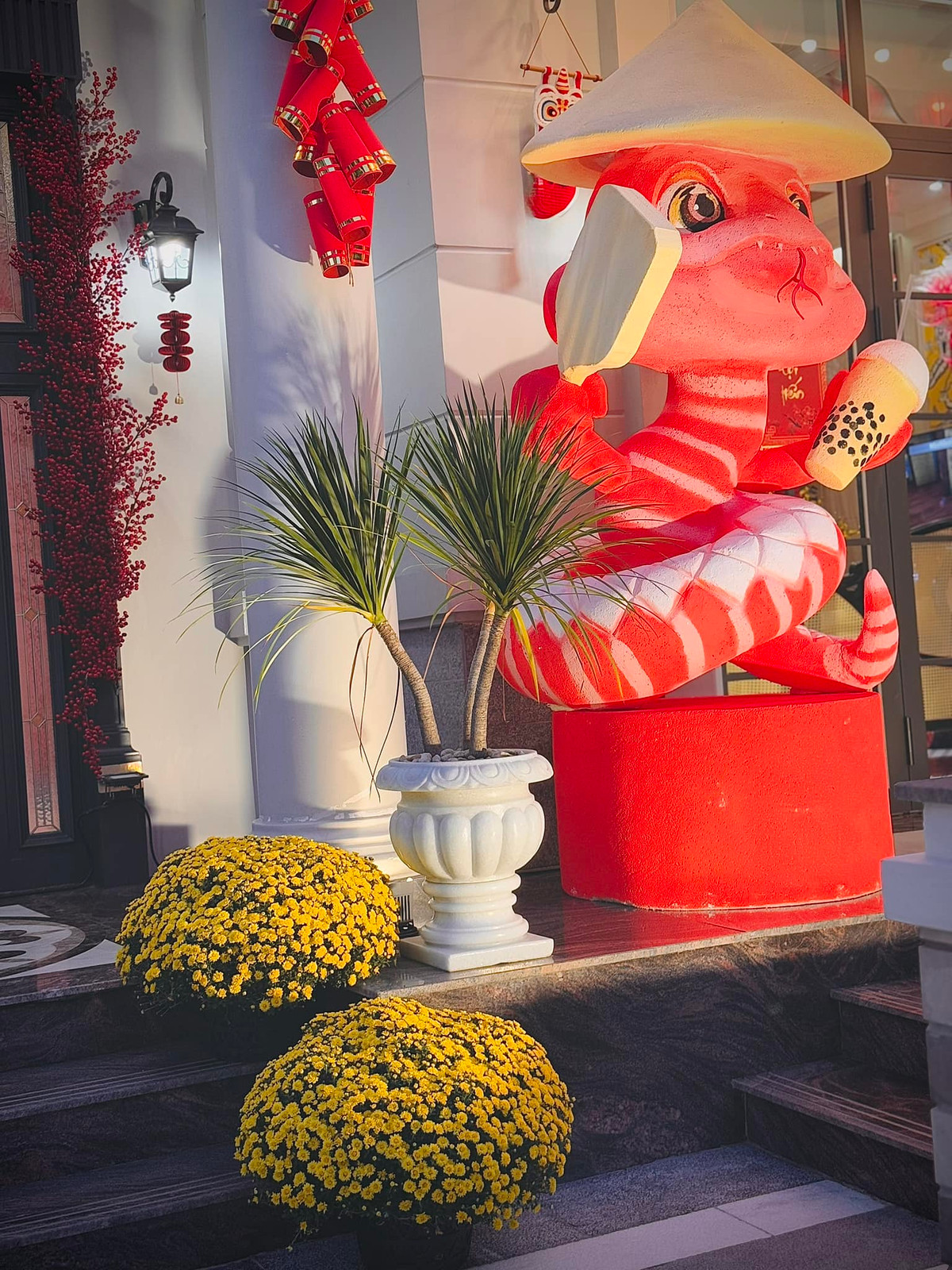 Ngoài ra, không gian bên trong căn biệt thự của vợ chồng Đoàn Di Băng - Nguyễn Quốc Vũ cũng được tân trang vô cùng sang trọng và ấn tượng.