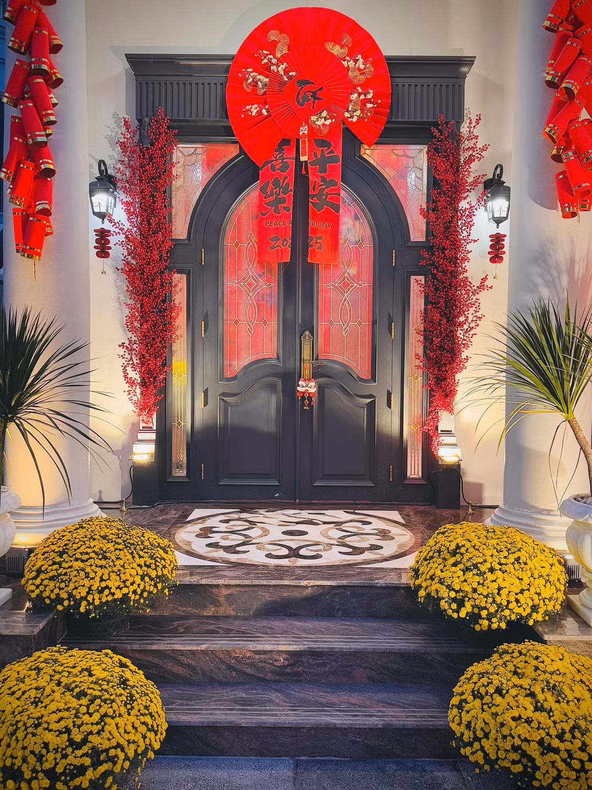 Nữ đại gia quận 7 sử dụng cành mai và đồ trang trí mang tông màu vàng để làm nổi bật khu vực phòng khách.