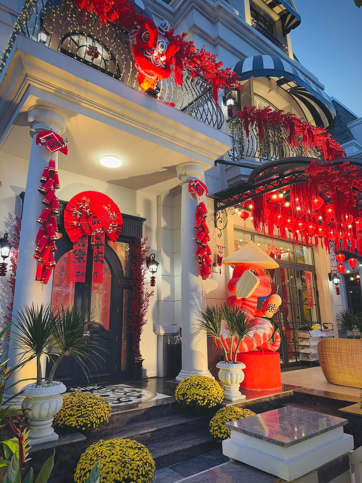 Mọi ngóc ngách trong nhà như đều được ‘‘nhấn nhá’’ bằng những món đồ trang trí nhỏ nhắn nhưng mang đậm không khí Tết cổ truyền.