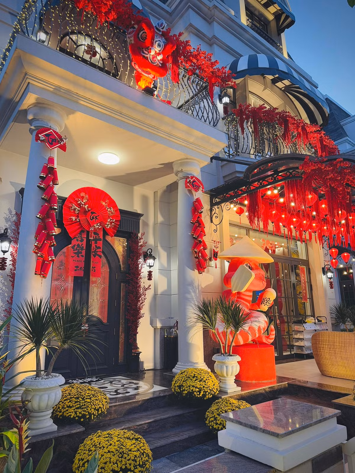 Mọi ngóc ngách trong nhà như đều được ‘‘nhấn nhá’’ bằng những món đồ trang trí nhỏ nhắn nhưng mang đậm không khí Tết cổ truyền.