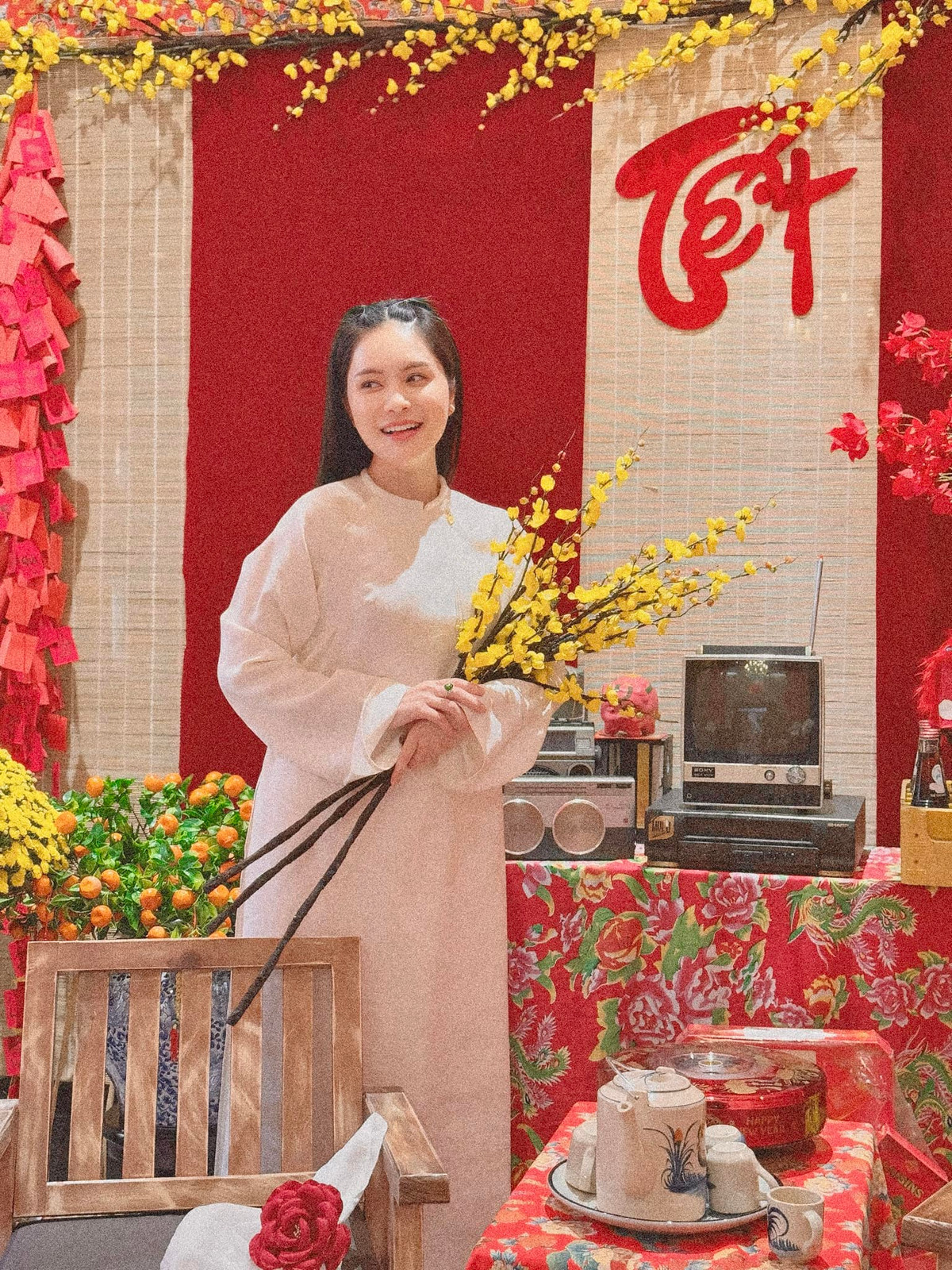 Từ những hình ảnh được Đoàn Di Băng đăng tải, có thể thấy nữ đại gia tiếp tục lựa chọn tông màu đỏ đặc trưng của ngày Tết để trang trí biệt thự.