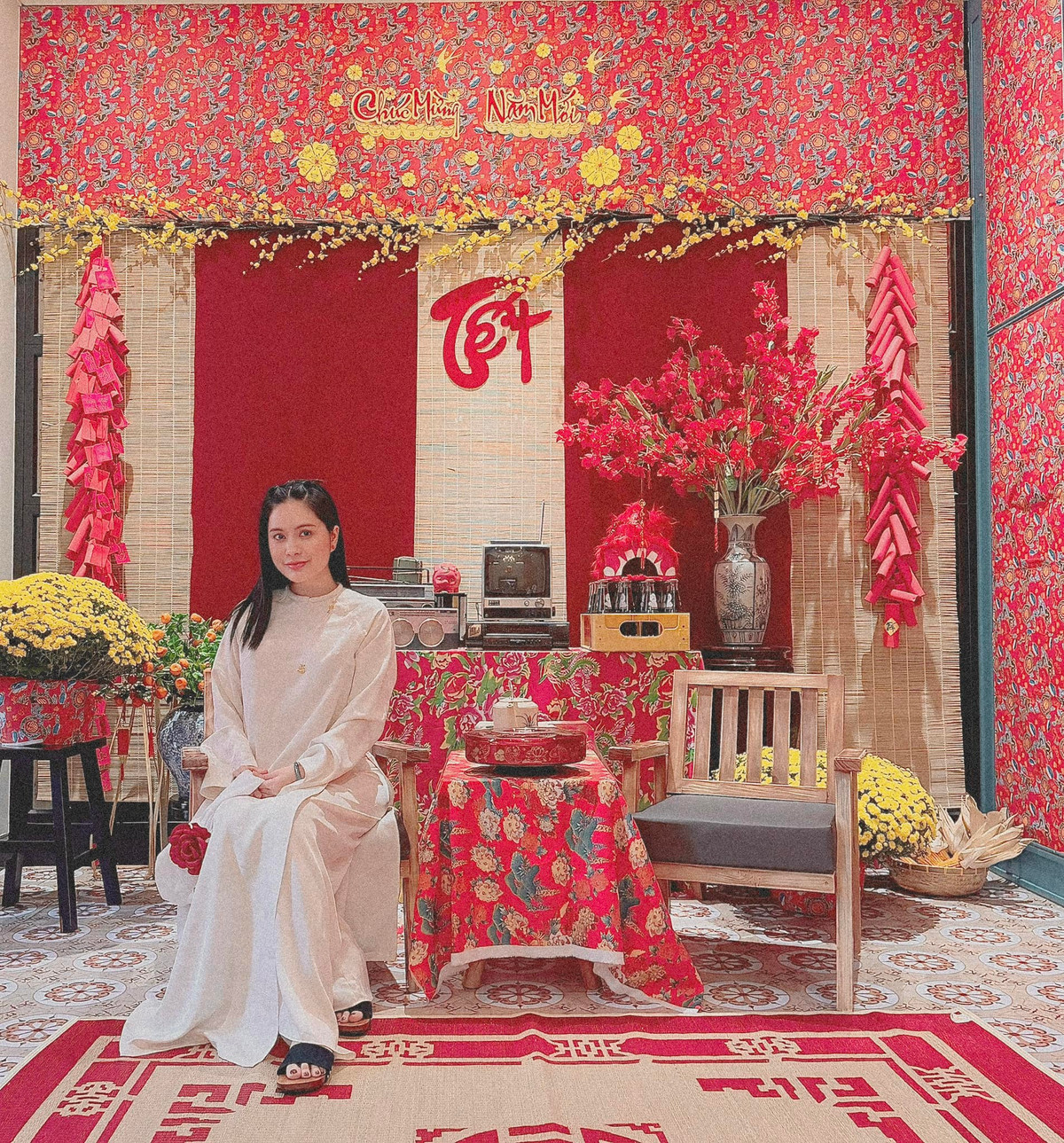 Nhìn từ bên ngoài, cơ ngơi hơn 22 tỷ của vợ chồng đại gia quận 7 được bao phủ bởi những món phụ kiện trang trí mang tông màu rực rỡ như: Đèn lồng, câu đối, hoa đông đào, quạt giấy,...